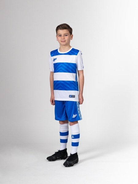 This juniors football kit is worn by a young boy. The Blue and white kit is made up of a blue and white hoop childrens football shirt, blue football shorts and blue and white hoop football socks