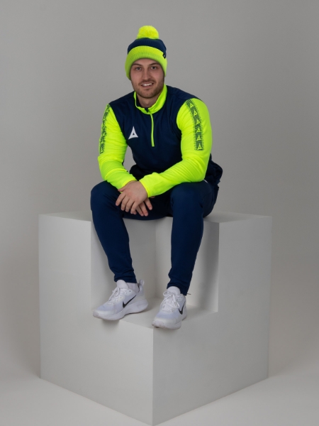 Looking relaxed this man is wearing the Avec Pro Player Range and twinning it with his hat