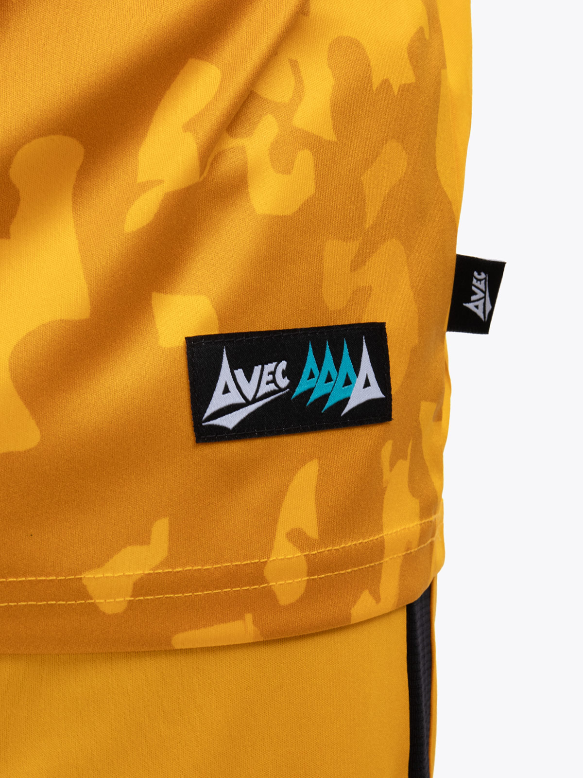 avec authentic woven tag